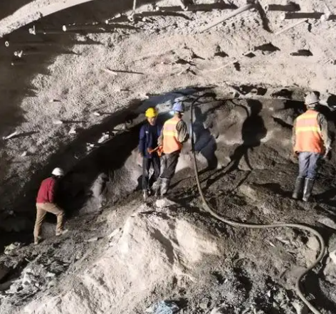 蒙山拱顶带模注浆料的施工流程及注意事项